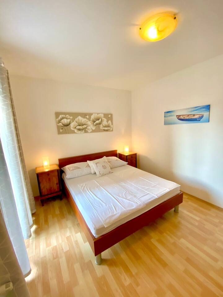 Bračni krevet (180x200) s privatnim balkonom. 