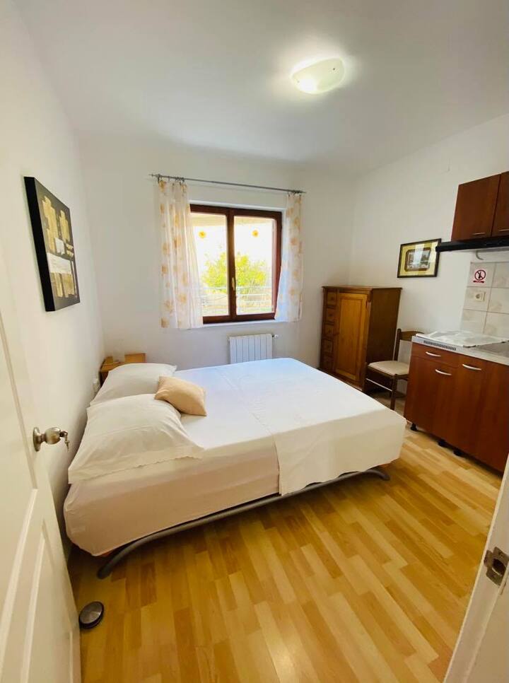 Kauč na razvlačenje s čajnom kuhinjom.