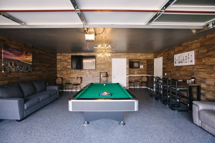 Sleeps 18 | Heated Pool | MiniGolf | Uptown Dallas gallery image 4