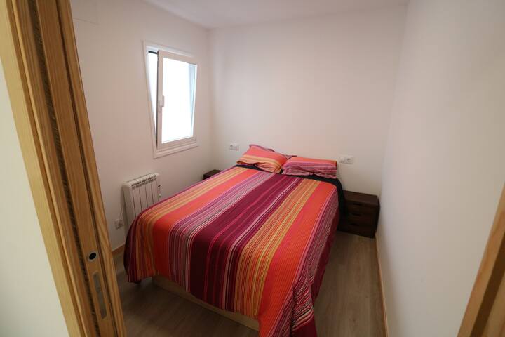 Chumba cha kulala kinalala 1.5. Kitanda 135 sentimita. Sakafu ya juu. 
Nyumba 2