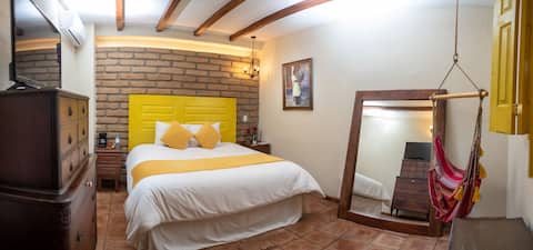 Casa 1800 - Mustard Suite 1 King Bed