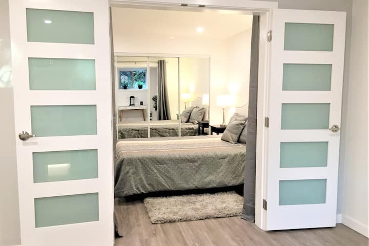 Velika spavaća soba s francuskim vratima i bračnim krevetom. Zamračite zavjese ako ne želite zatvoriti vrata. Ormar za odjeću od 3 metra s policama i vješalicama. Prigušena svjetla i protupožarni alarm. Sve su plahte, deke, poplun, jastuci i futrole.