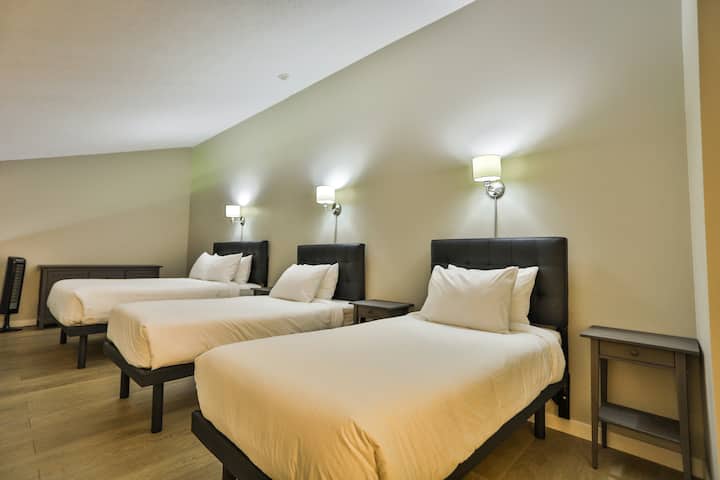 ლოფტის დასაძინებლად არის 1 საწოლი Queen და 2 ორადგილიანი საწოლი