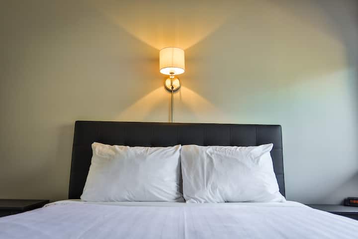 მე-2 საძინებელი სრულიად ახალი საწოლით Queen