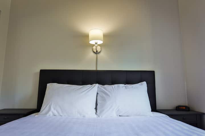 1-ლი საძინებელი სრულიად ახალი საწოლით Queen