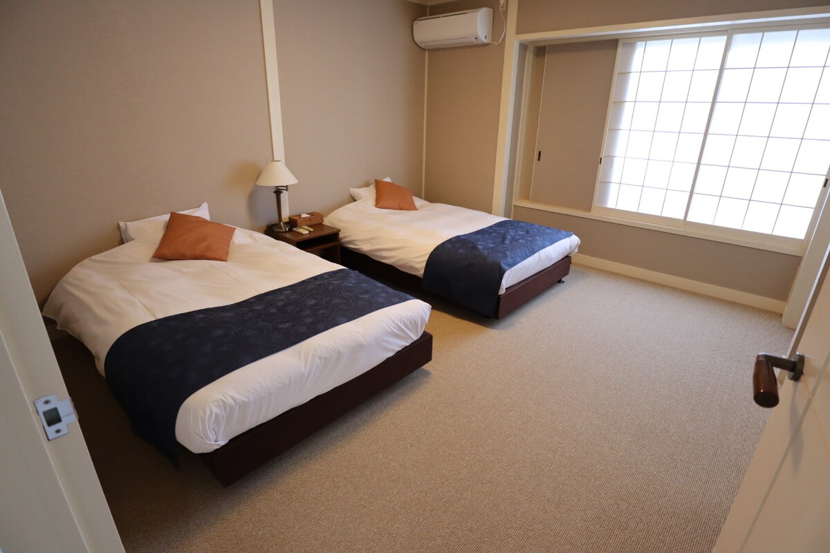 Chambre avec 2 lits semi-doubles