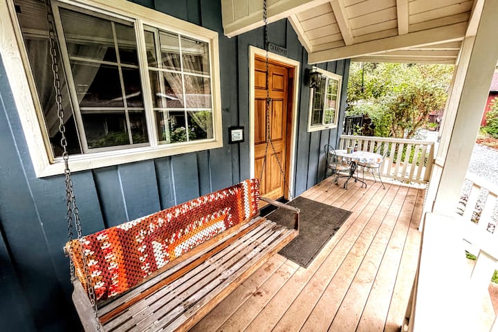 La cabaña de las abuelas es como la abuela lo querría (¿tal vez?), completo con un columpio en el porche para ver la acción en el gran césped y mientras la gente camina por la casa principal al otro lado de la entrada. 