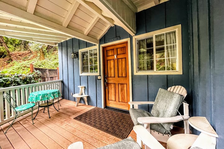 Escondida detrás de las abuelas, justo después del área de picnic, la casa de la piscina (llamada eso porque la cocina de la piscina y el trasero de la piscina real contra ella) tiene mucha privacidad si quieres estar lejos del grupo. 