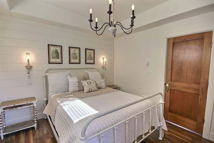 ห้องนอนชั้นหลักพร้อมเตียงควีนไซส์