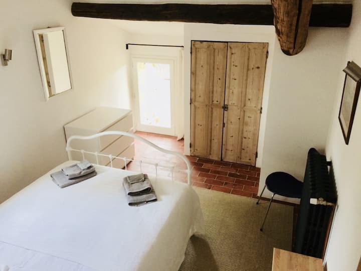 De tweede slaapkamer en het tweepersoonsbed.