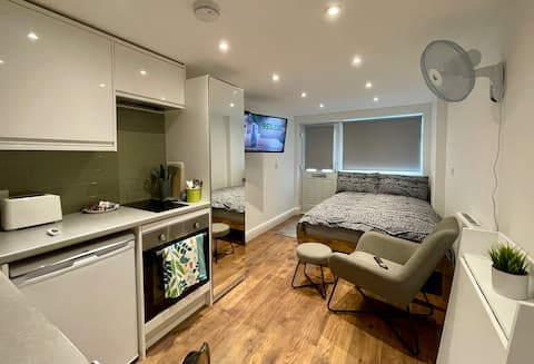 Popular Airbnb listing: East Croydon studio apt very near station in Croydon