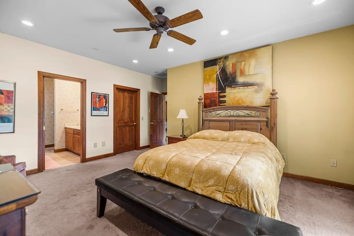 Chumba cha chini cha Msingi nje kidogo ya sebule na ukumbi wa chini.  Mandhari ya maji kutoka kitandani 