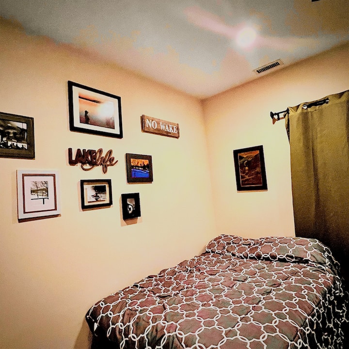 Hakuna Kuamka... Maisha ya Ziwa!  Chumba cha kulala chenye wenzo wa chini w/vitanda 2 kamili 