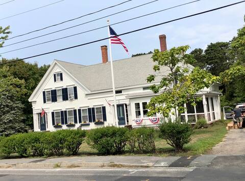 Nehemiah Kelly House. 7 Bedroom Reunion Home