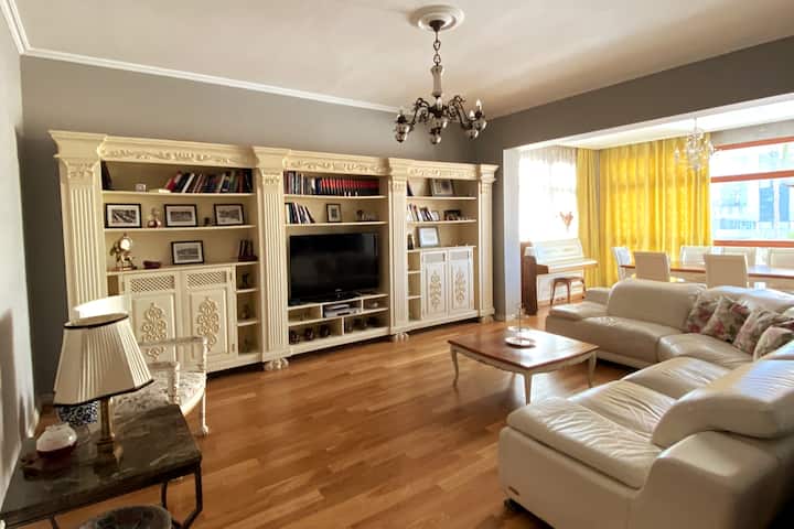 Bright & Spacious Blloku Flat - Tirana