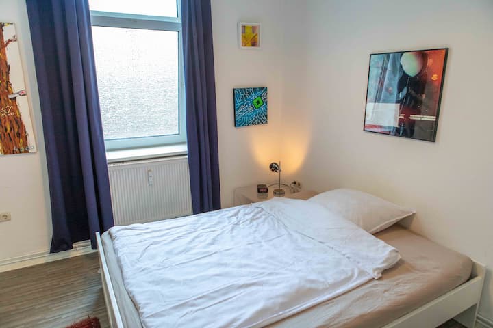 Спална соба со кревет 160 x 200 см