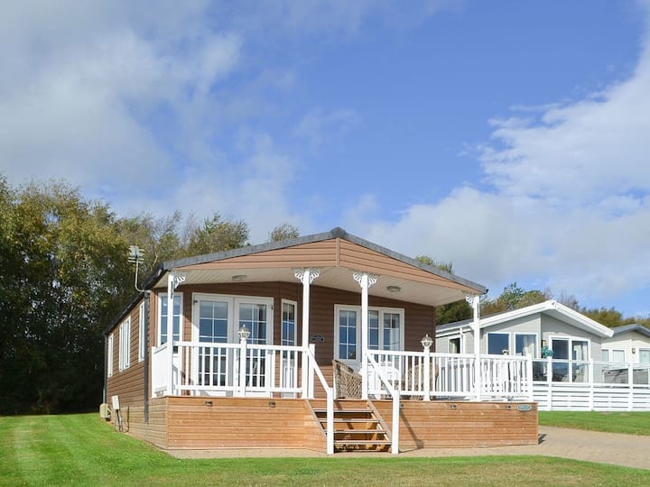 Lodge With Hot Tub Near Alnwick Castle, Free Golf Cottages for Rent in Swarland, England