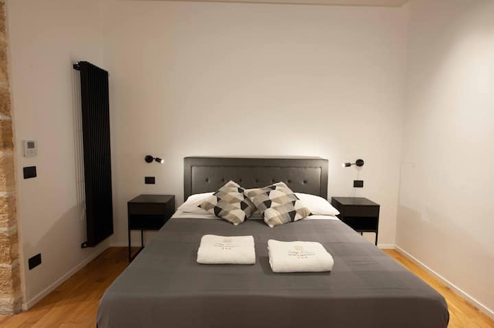 غرفة نوم بمرتبة من الإسفنج المرن ووسائد من الإسفنج المرن. مكيّف هواء بقنوات مع التحكم في الجدار الرقمي. مبادلات التدفئة مع صمامات حرارية قابلة للتعديل مع عرض رقمي. نظام الصوت على السقف الخاطئ.