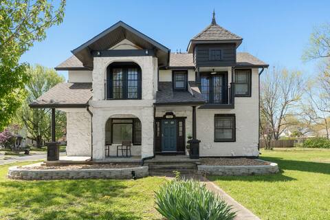 1362 E. Cherry- Pickwick District Lots of Charm