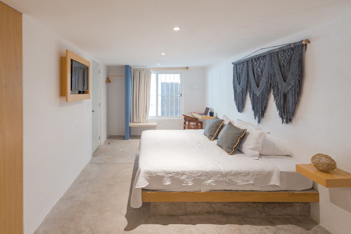 Lijep studio apartman s udobnim bračnim krevetom + SMART TV + klima-uređaj + brzi WI-FI + zajednička terasa + radna stanica + lokalni boho ukras