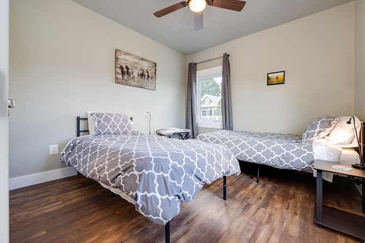 ชั้น 2 ห้องม้าพร้อมเตียงเดี่ยว 2 หลัง