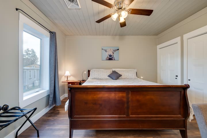 ห้องวัวบนชั้น 2 พร้อมเตียงขนาดคิงไซส์และอ่างอาบน้ำในตัว