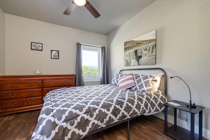 ห้องลามะชั้น 2 พร้อมเตียงควีนไซส์