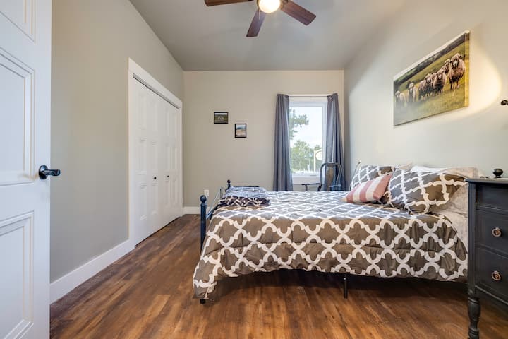 ห้องแกะชั้น 1 พร้อมเตียงควีนไซส์ประตูขนาด 36 "ทำให้ห้องนี้เข้าถึง HC ได้ 