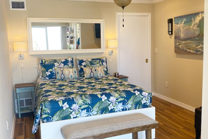 Hlavná spálňa s vlastnou kúpeľňou, televízorom  a písacím stolom.  Spomenul som posuvné dvere na terasu a nádherný výhľad na pláž?