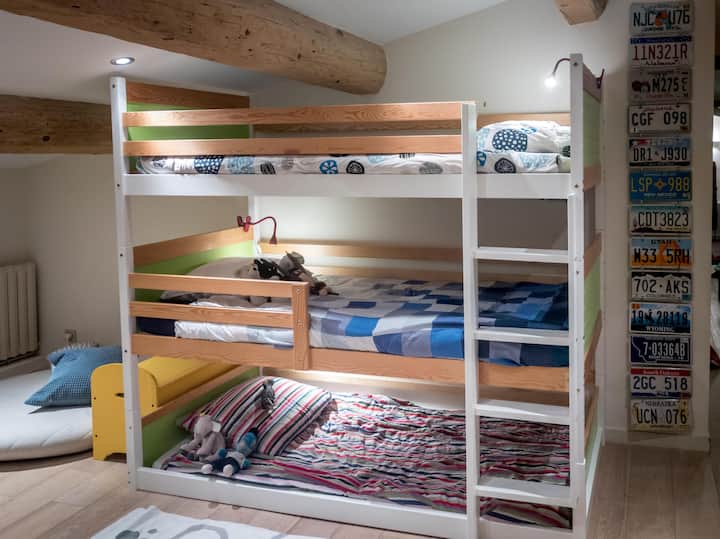 سرير بطابقين ثلاثي في غرفة الأطفال مكيفة الهواء