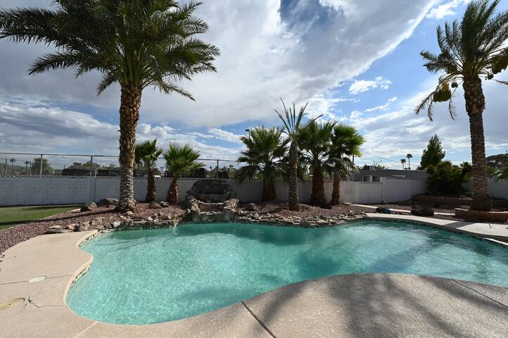 Oasis 5 min. Vegas blvd & Airprt*Pool*Spa*Gym*Golf gallery image 2