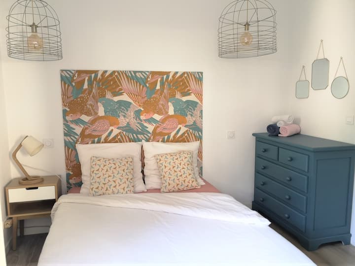 Habitación separada con cómoda y pequeño armario.