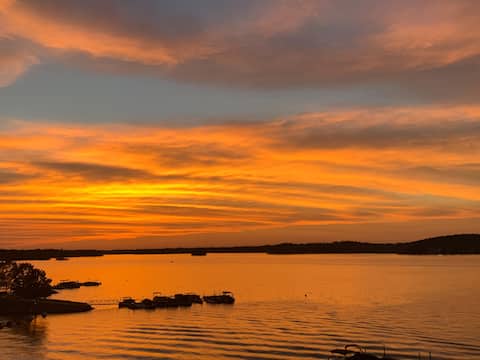 Top Airbnb: Gorgeous sunsets!! The Sunset Perch at Lake Martin in Alexander City / Lake Martin