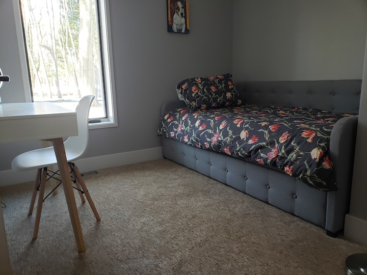 ห้องนอนผู้เข้าพักพร้อมเตียงเลื่อน (เตียงแฝด 2 หลัง) และห้องทำงาน