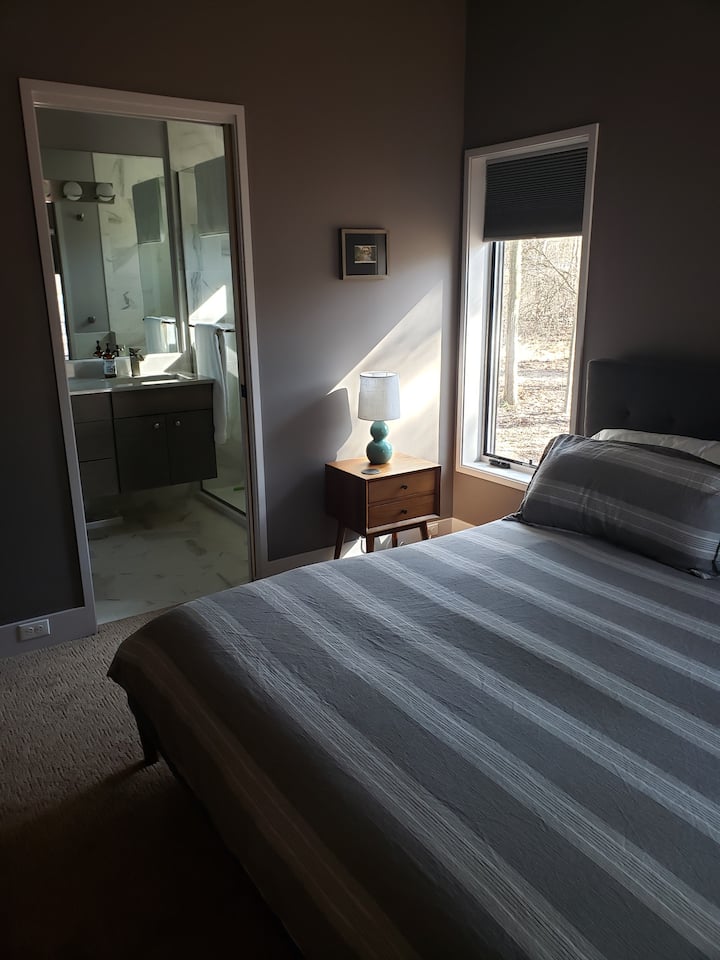 ห้องนอนใหญ่ (เตียงคิงไซส์) และห้องน้ำ