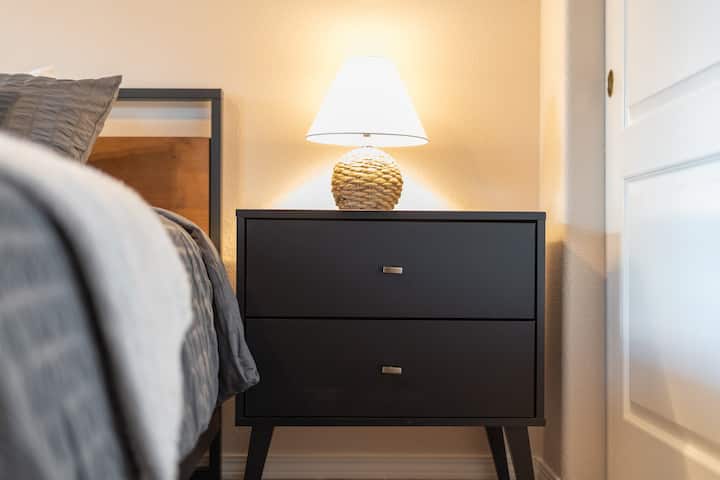 Apartman za goste broj dva ima moderan bračni krevet i TV od 50".