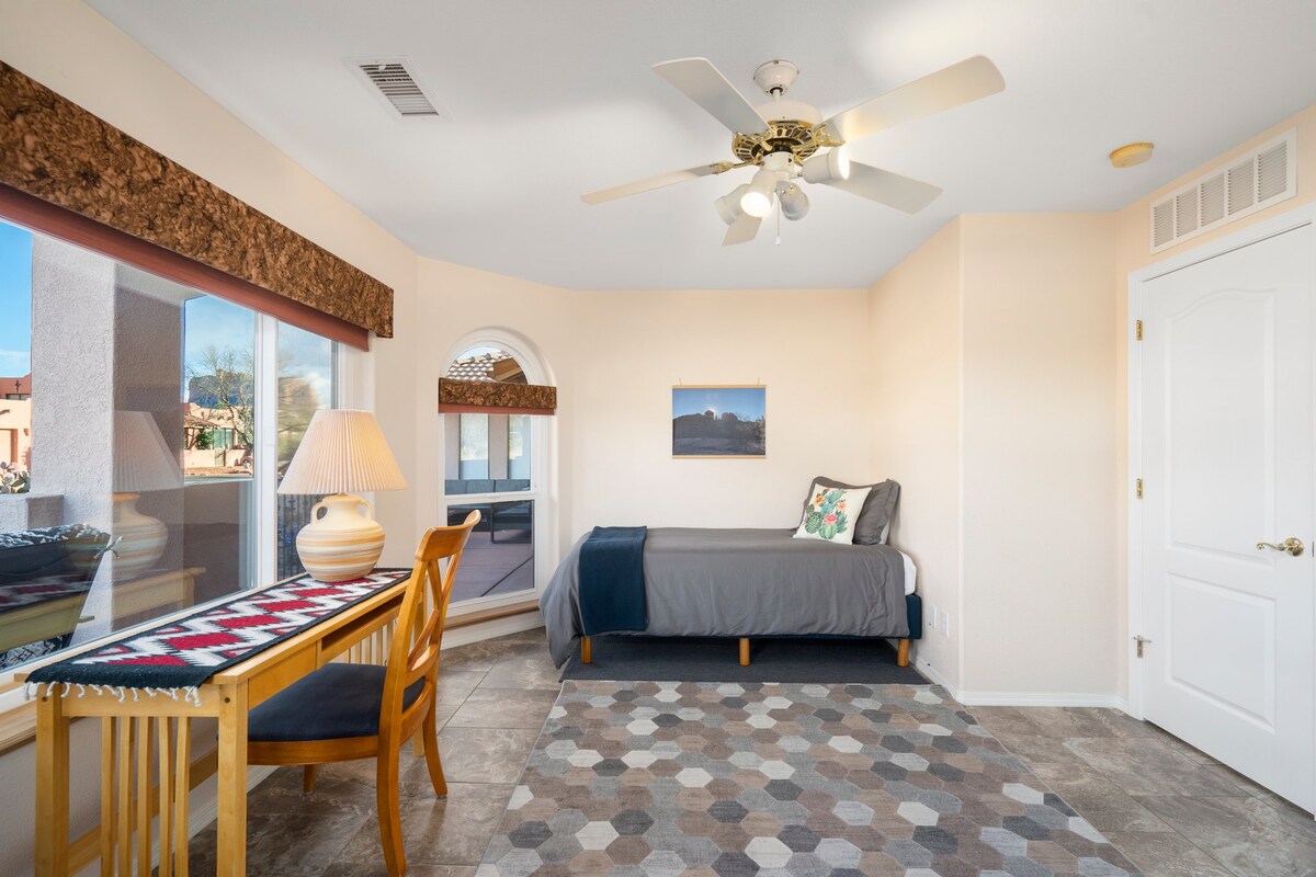 חדר שינה מספר שלוש הוא בגודל טוב וכולל שתי מיטות XL נפרדות היטב, וגם שולחן עבודה עם נוף מדהים לסלע אדום והרבה שקעים לגאדג'טים שלכם.