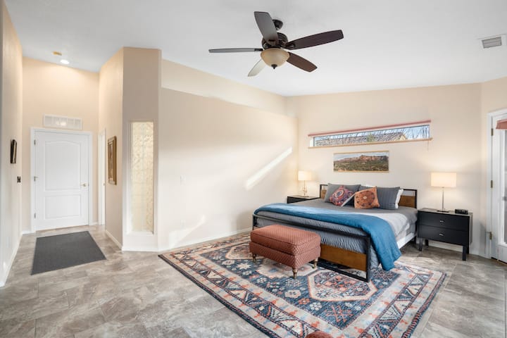 Glavna spavaća soba prostrana je i svijetla te ima vrlo udoban novi bračni krevet.