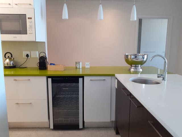 Two bedroom Apartment with full Ocean views gallery image 5