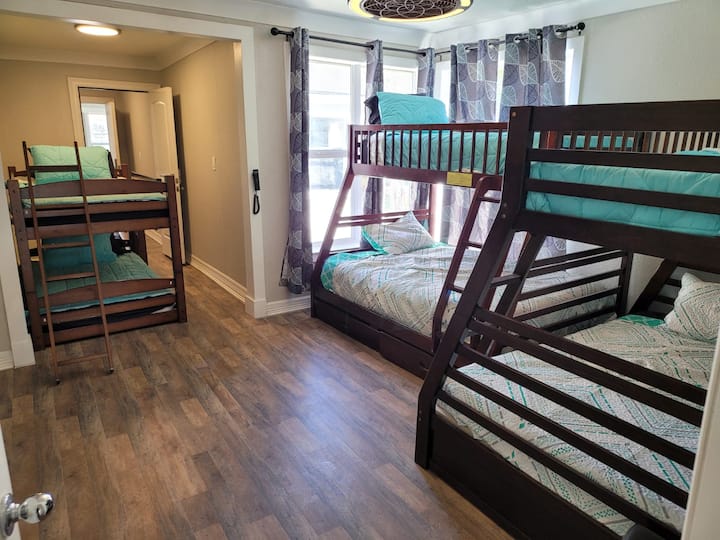 Druga spavaća soba ima 3 kreveta na kat
Može primiti ukupno 8 osoba !