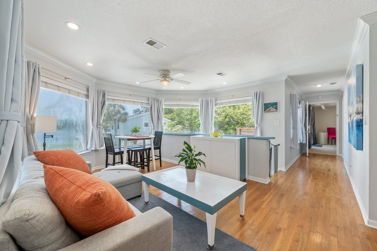 הסלון הפרטי שלכם מחכה לכם. בארון יש טלוויזיה שמתרוממת ממנה. הערה: הדלת מימין עם הכיסא האדום תהיה נעולה פעמיים משני הצדדים.  זה לופט המגדלור שלנו. אפשר גם להזמין את כל הקומה השנייה במידת הצורך. 