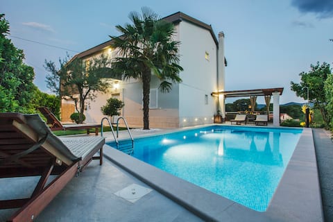 Holiday cottage Kokic with 6 bedrooms