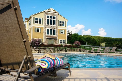 Near Lake & Branson + Pool/Splash pad + Hot Tub