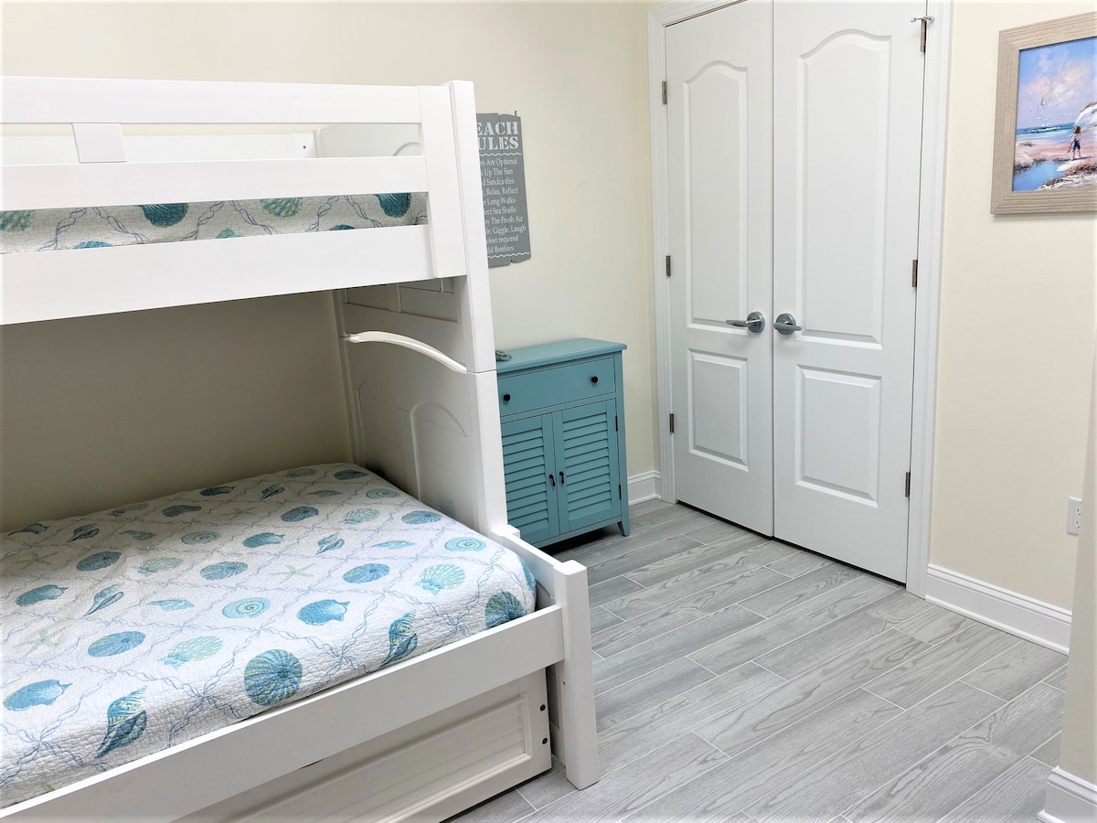 Krevate marinari me trung të dyfishtë.  Shtrojat janë aty për përdorimin tënd.  Megjithatë, krevatet e marinarëve do të duhet të bëhen nga qiradhënësit.