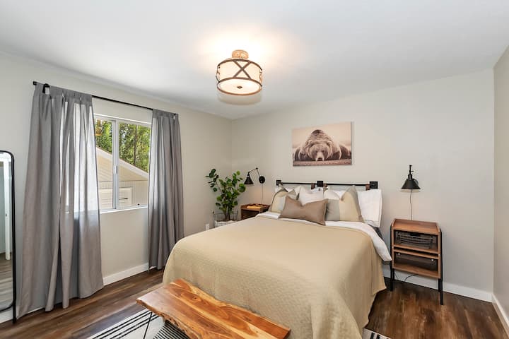 Пространа гостинска спална соба на долниот кат