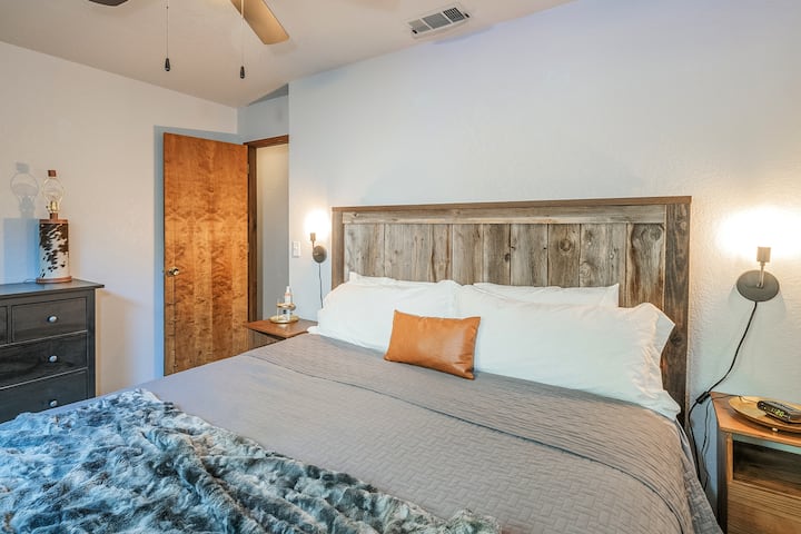 Главна спалня - суперголямо двойно легло.