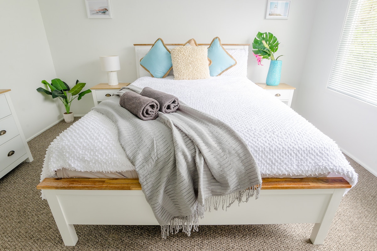 Втора спална соба со брачен кревет (широк 150-179 см), складиште, тавански вентилатор и пристап до семејната бања. 