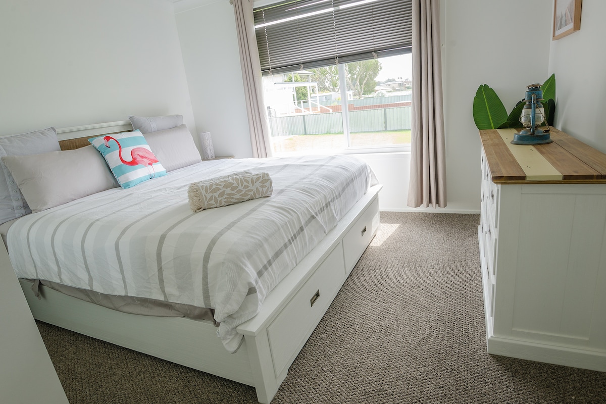 Главна спална соба надвор од трпезаријата со брачен кревет (широк 150-179 см), сопствена спална соба, складиште, тавански вентилатор и поглед на кој сите би сакале да се будиме секој ден.