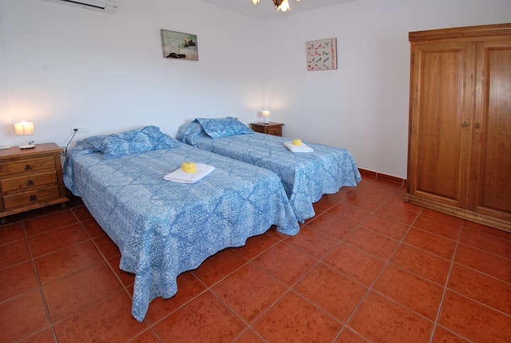 Hay mucho espacio de almacenamiento en todos los dormitorios. 