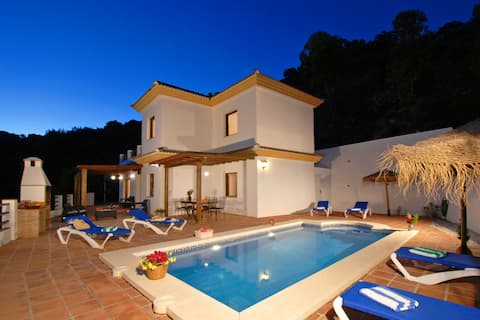 Mountain View Villa, Heated private Pool, Wifi, AC